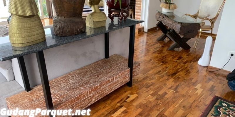 lantai kayu jati yang terpasang di ruang tengah