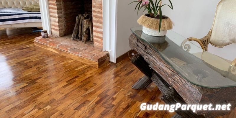 lantai kayu jati yang terpasang di ruang tengah