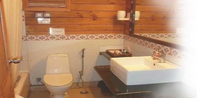dinding kayu kamar mandi