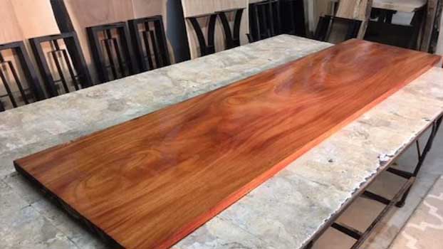 papan kayu mahoni