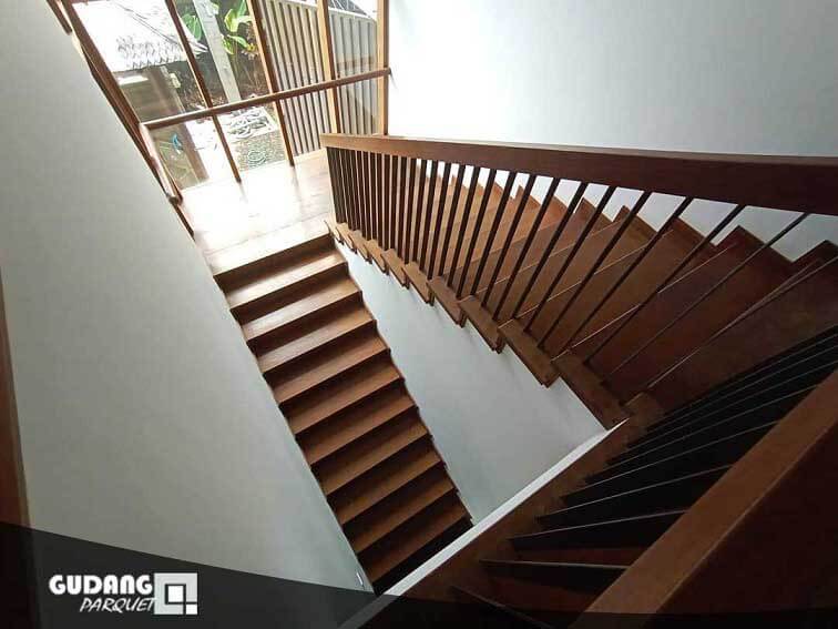 papan kayu anak tangga