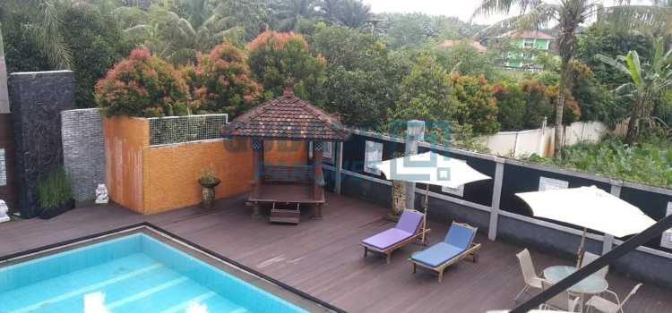 lantai kolam renang