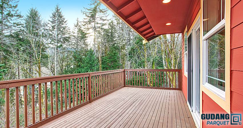 Decking Kayu Bengkirai Pada Balkon