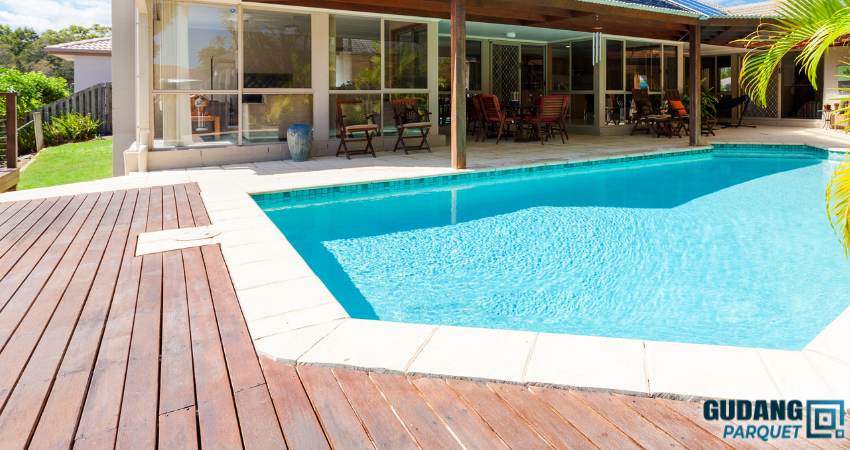 decking Kayu Bengkirai Pada Pinggiran Kolam Renang