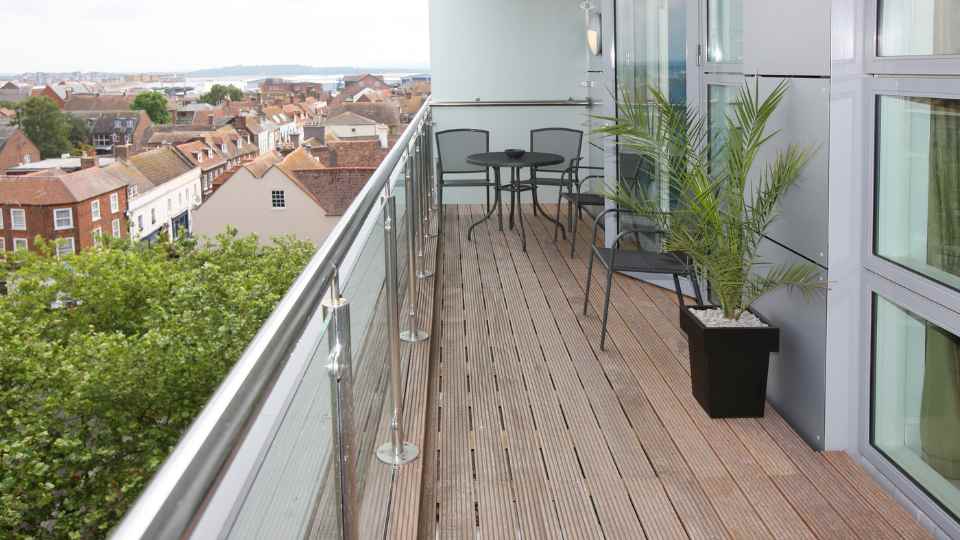 cara hitung kebutuhan decking untuk balkon