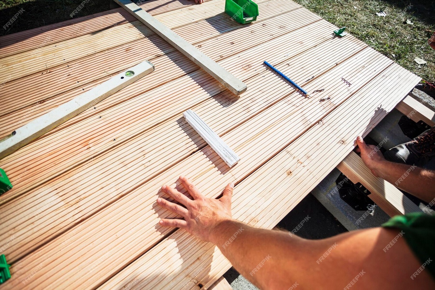 kelebihan dan kekurangan decking kayu