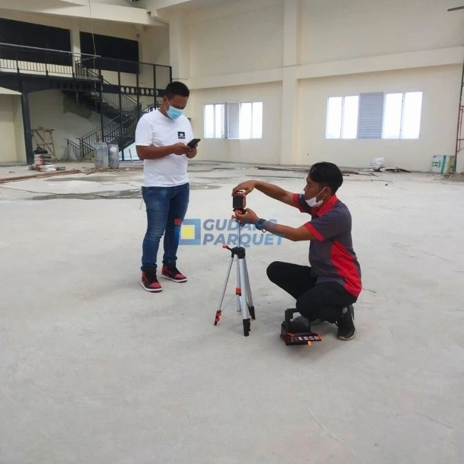 Tim melakukan survei lokasi Gudang Parquet Indonesia