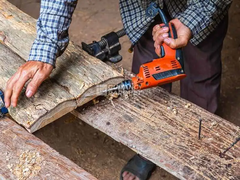 kayu matoa bertekstur keras